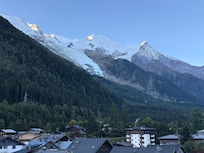 ベランダからの風景、朝日がモンブラン頂上に当たりとても綺麗でした。