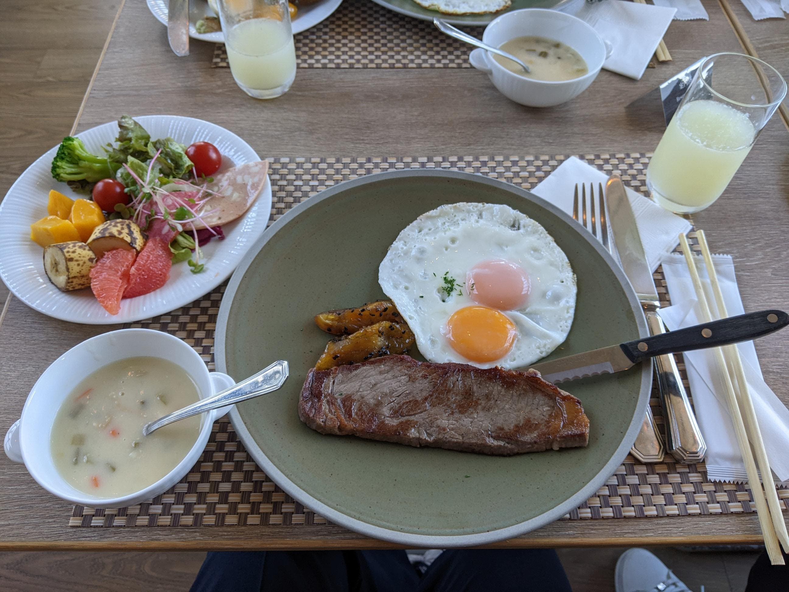 朝から、ステーキの朝食メインを堪能。