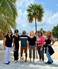 Five happy travelers and Erik after a one week stay.