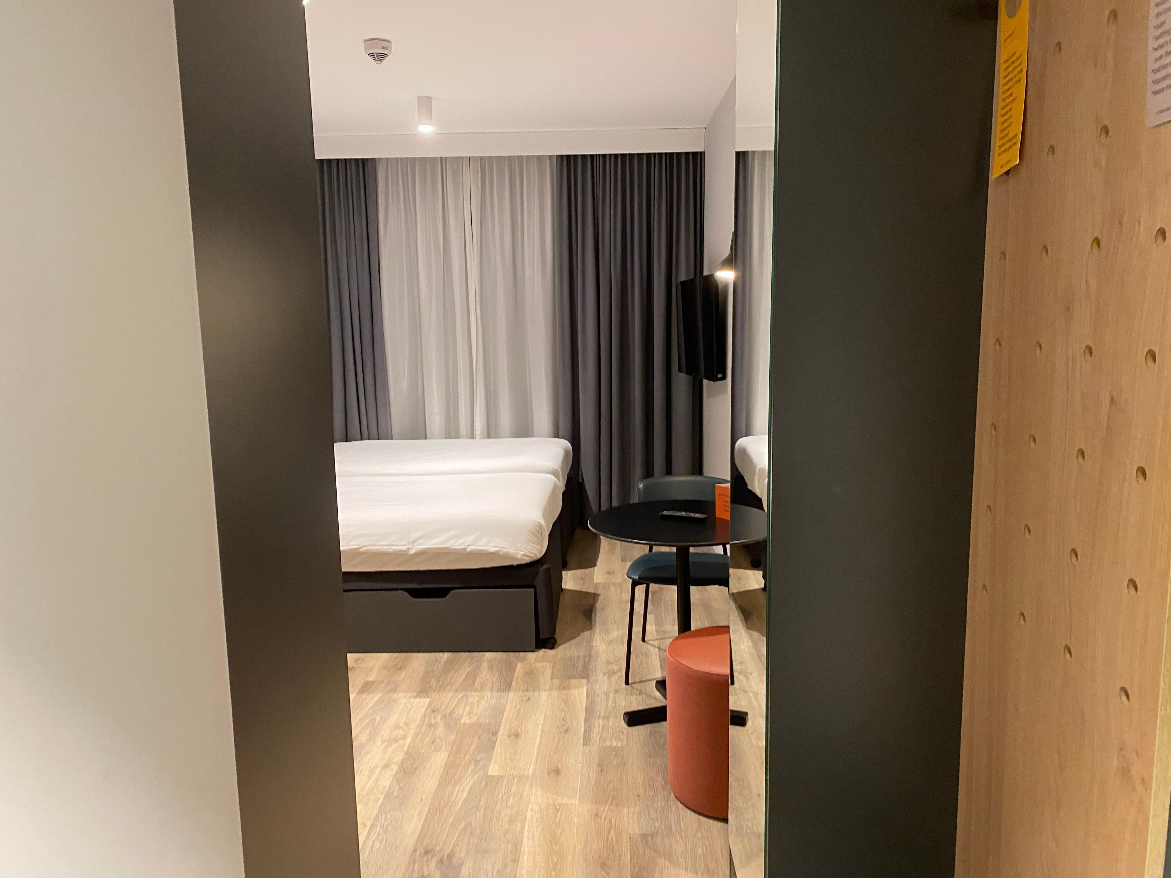 部屋の入り口から