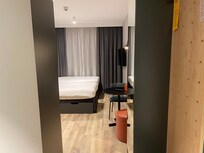 部屋の入り口から