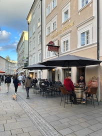 The small cafe and bar at the front of the hotel.