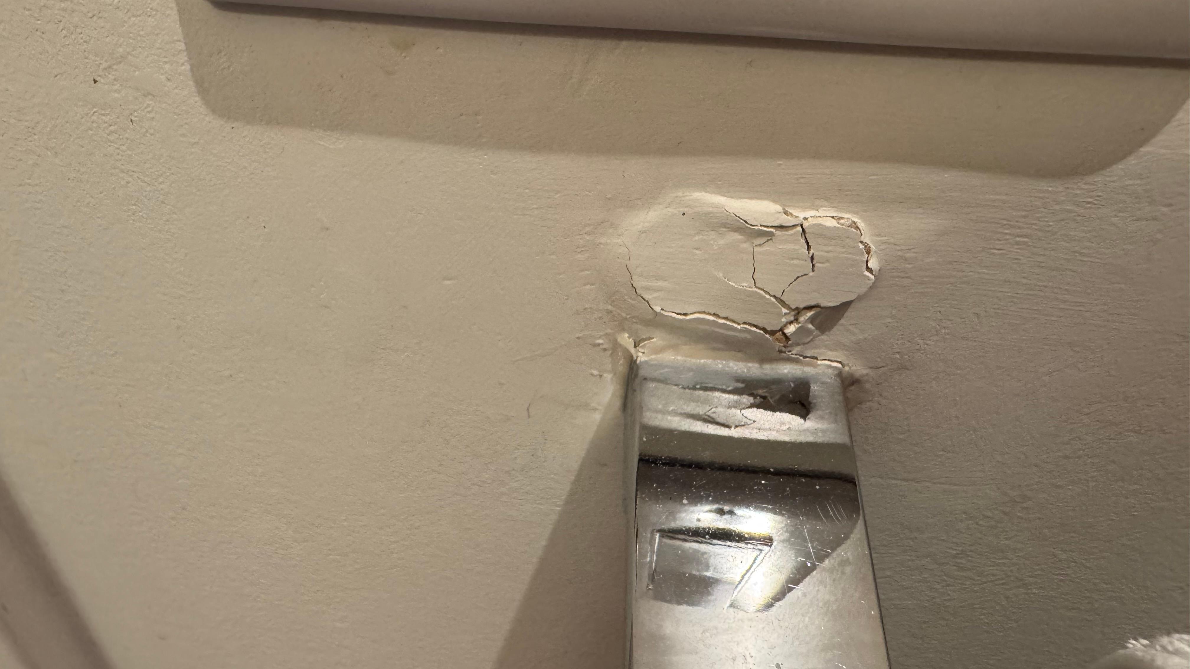 Support à serviette qui est presque arraché du mur à notre arrivée