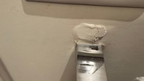 Support à serviette qui est presque arraché du mur à notre arrivée