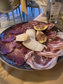 Charkuteri och ost på trattoria i närheten.