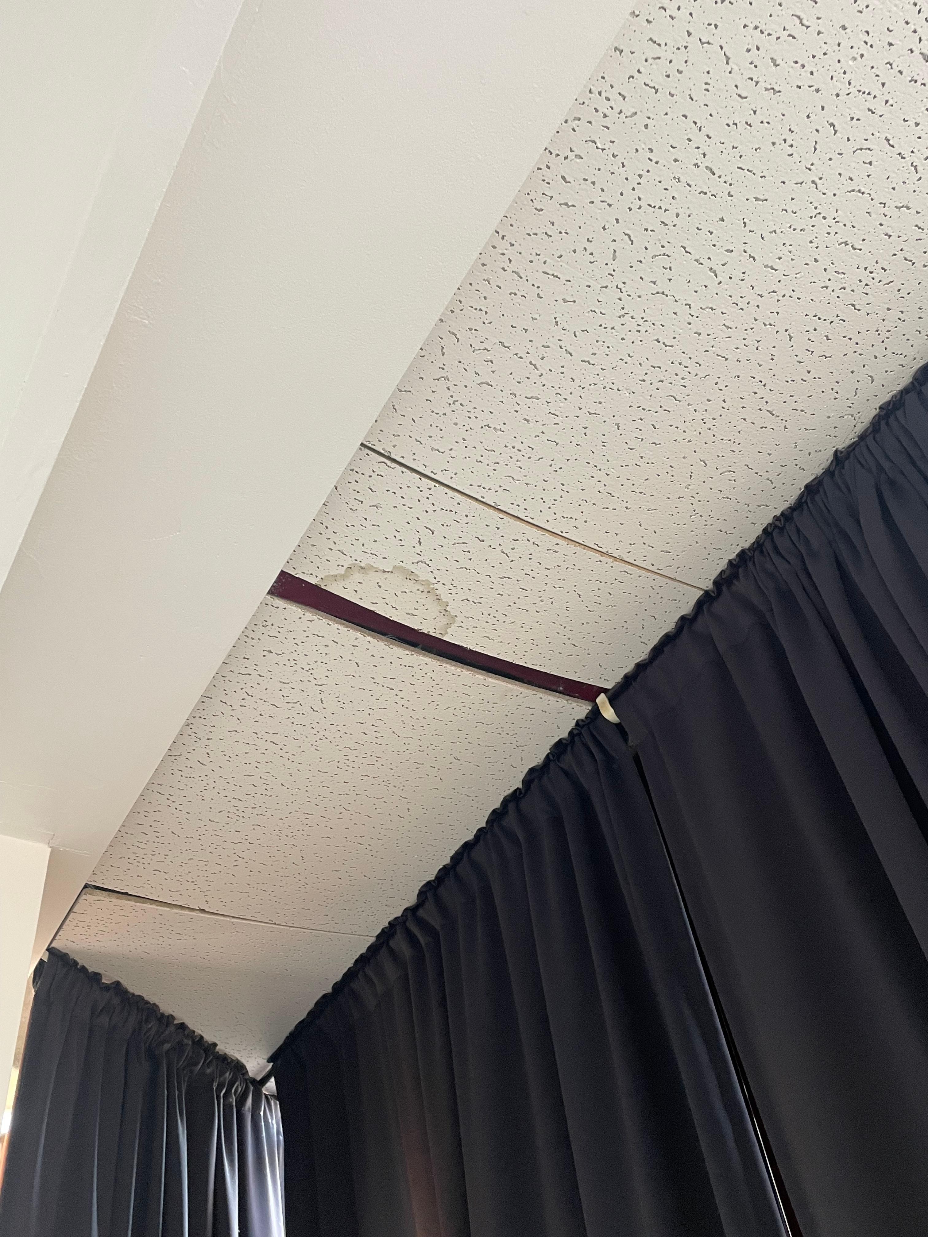 Teto do quarto com vazamento e mofo 