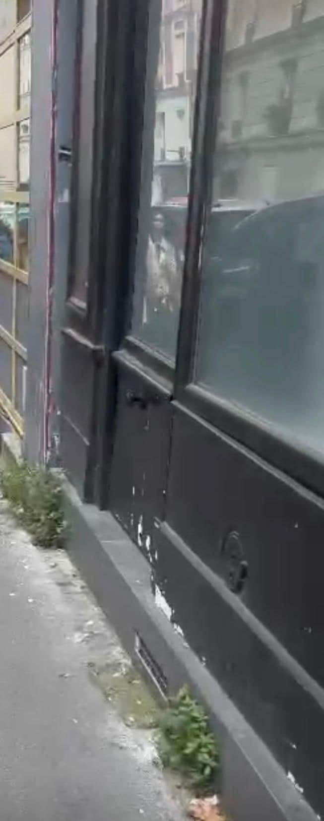 La porte du l’appartement un magasin dans la rue 