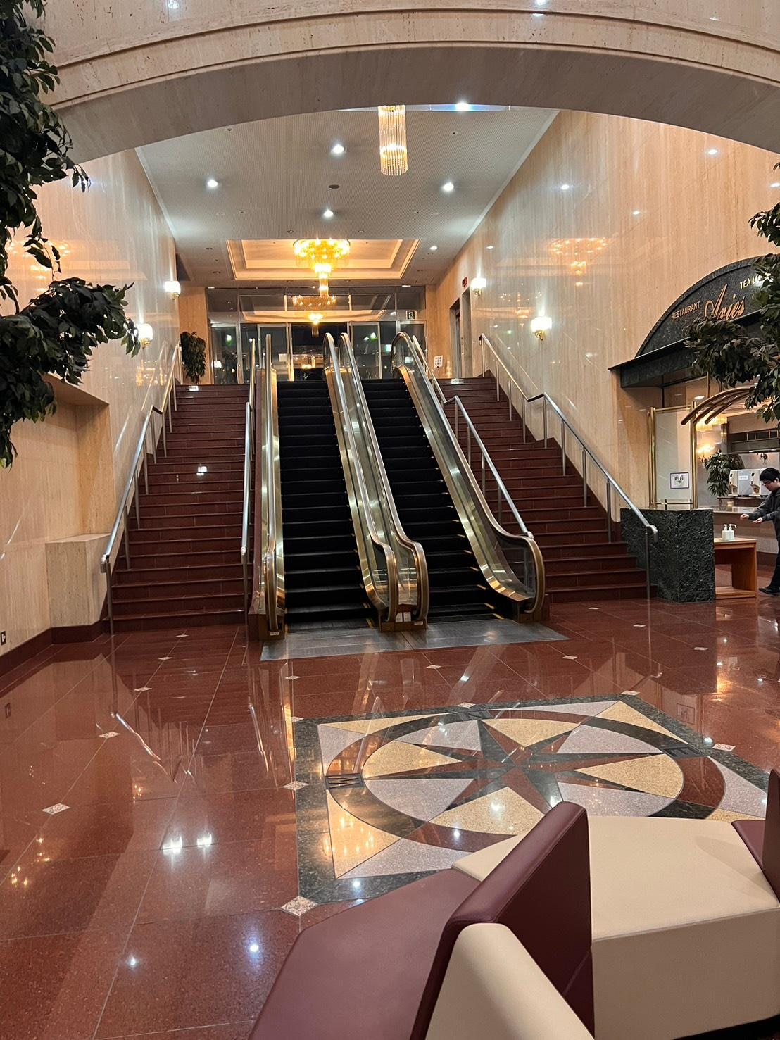 地下1階到地下2階的大廳才有手扶梯