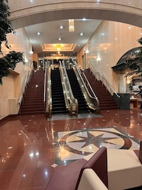 地下1階到地下2階的大廳才有手扶梯