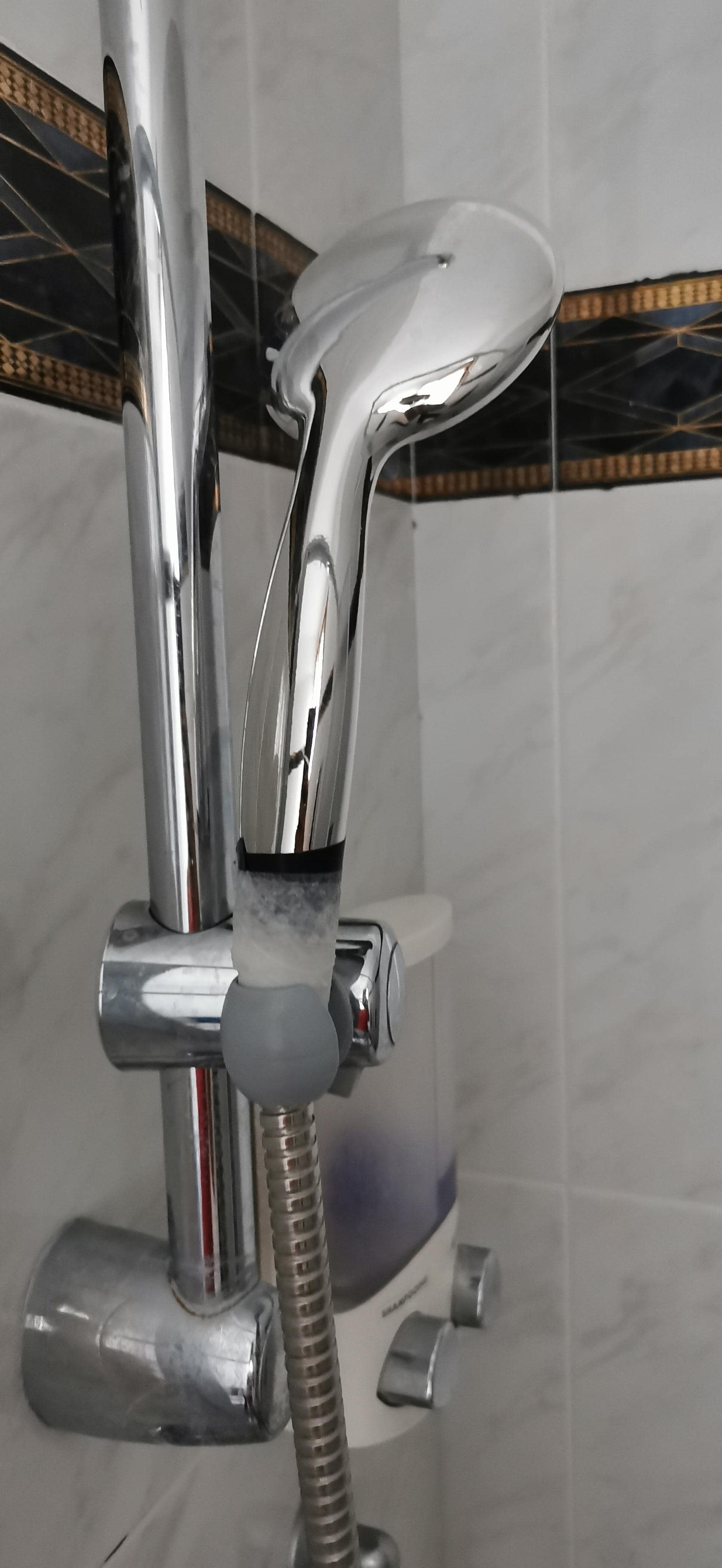 Le pommeau tient avec du scotch