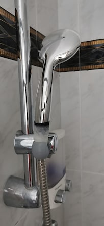 Le pommeau tient avec du scotch