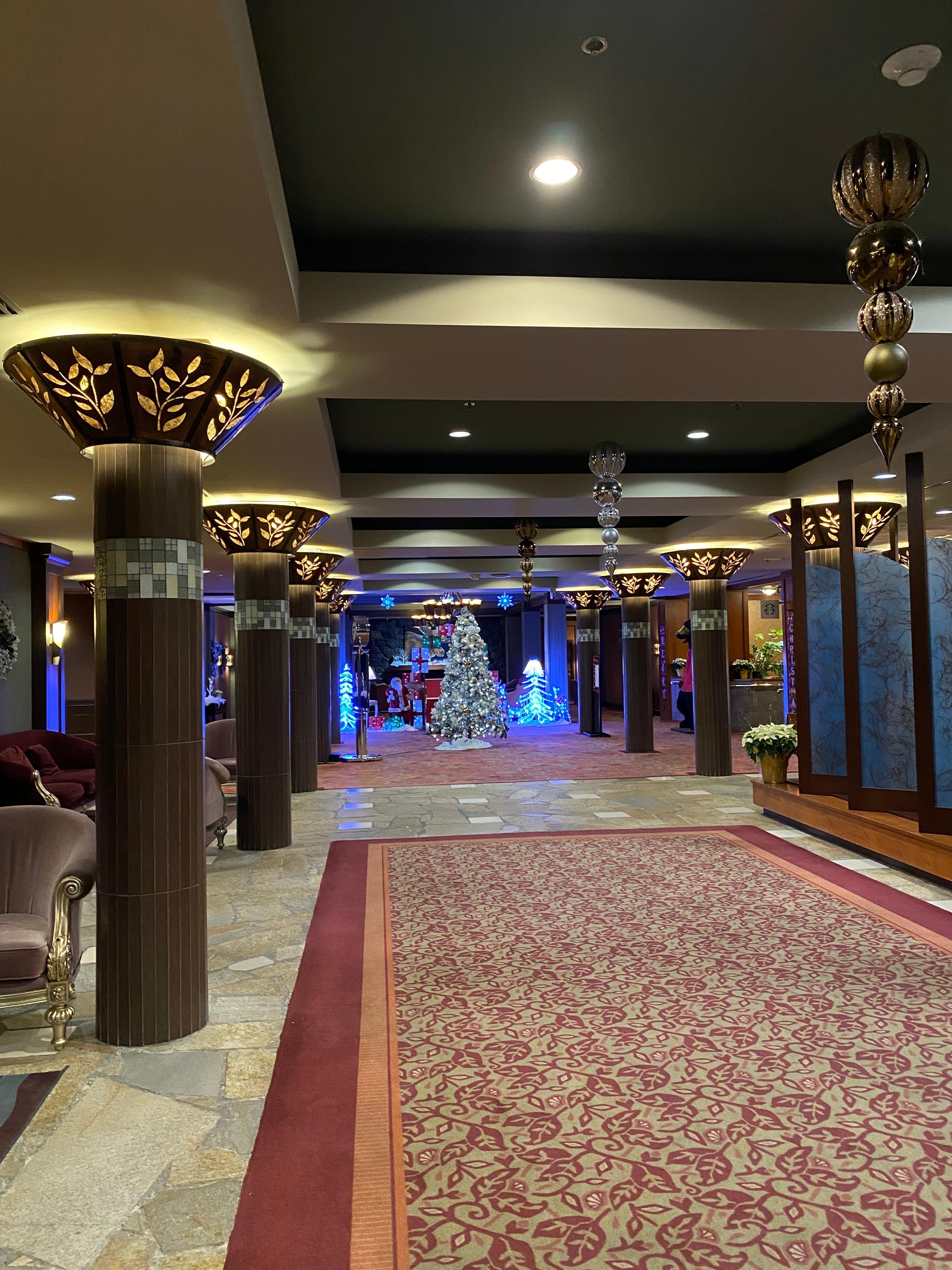 Corridor to lounge and restaurant 