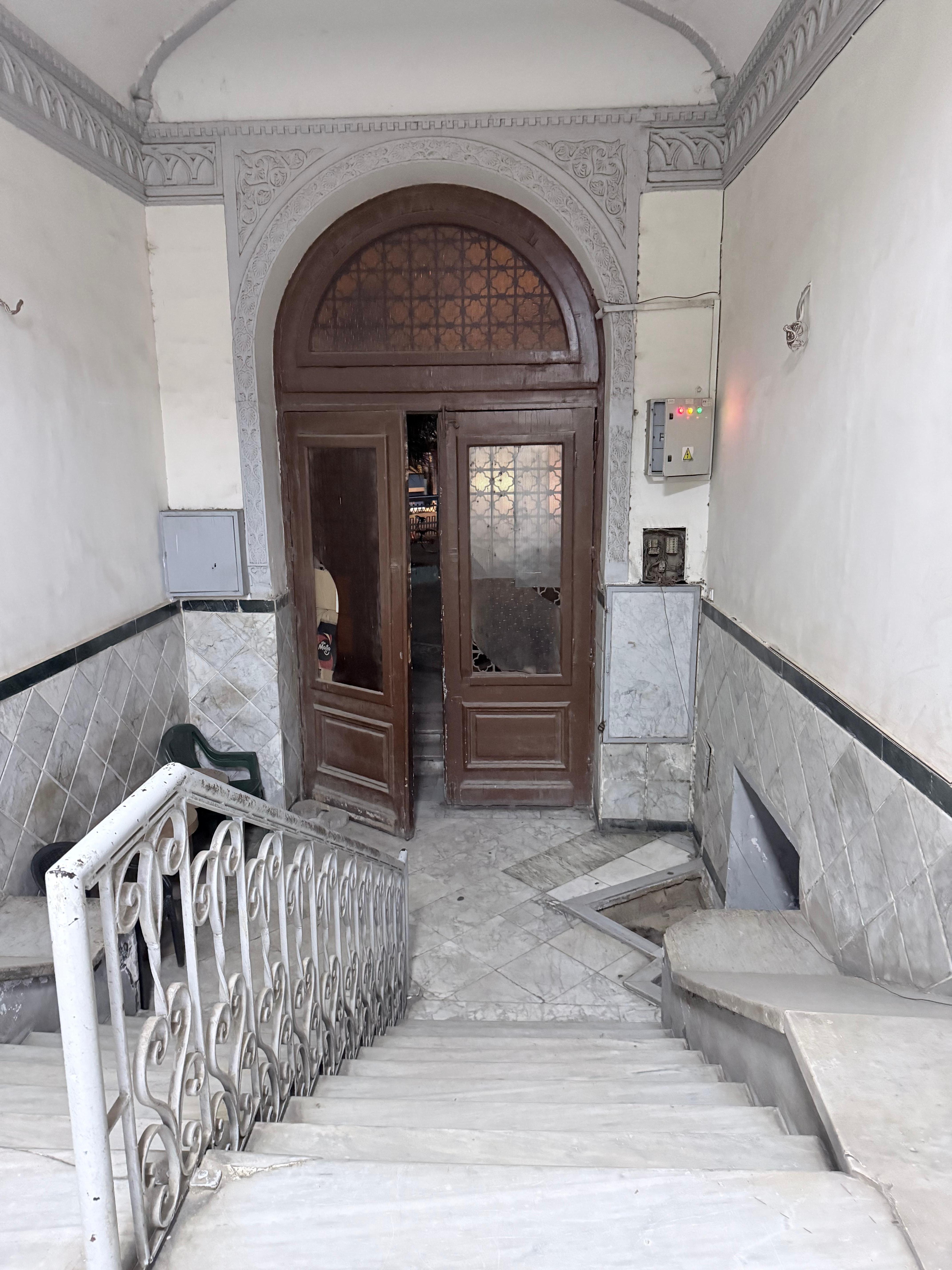 中から入り口を見る　猫がいることもある