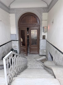 中から入り口を見る 猫がいることもある