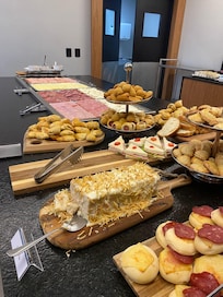 Mesa de salgados do café da manhã!