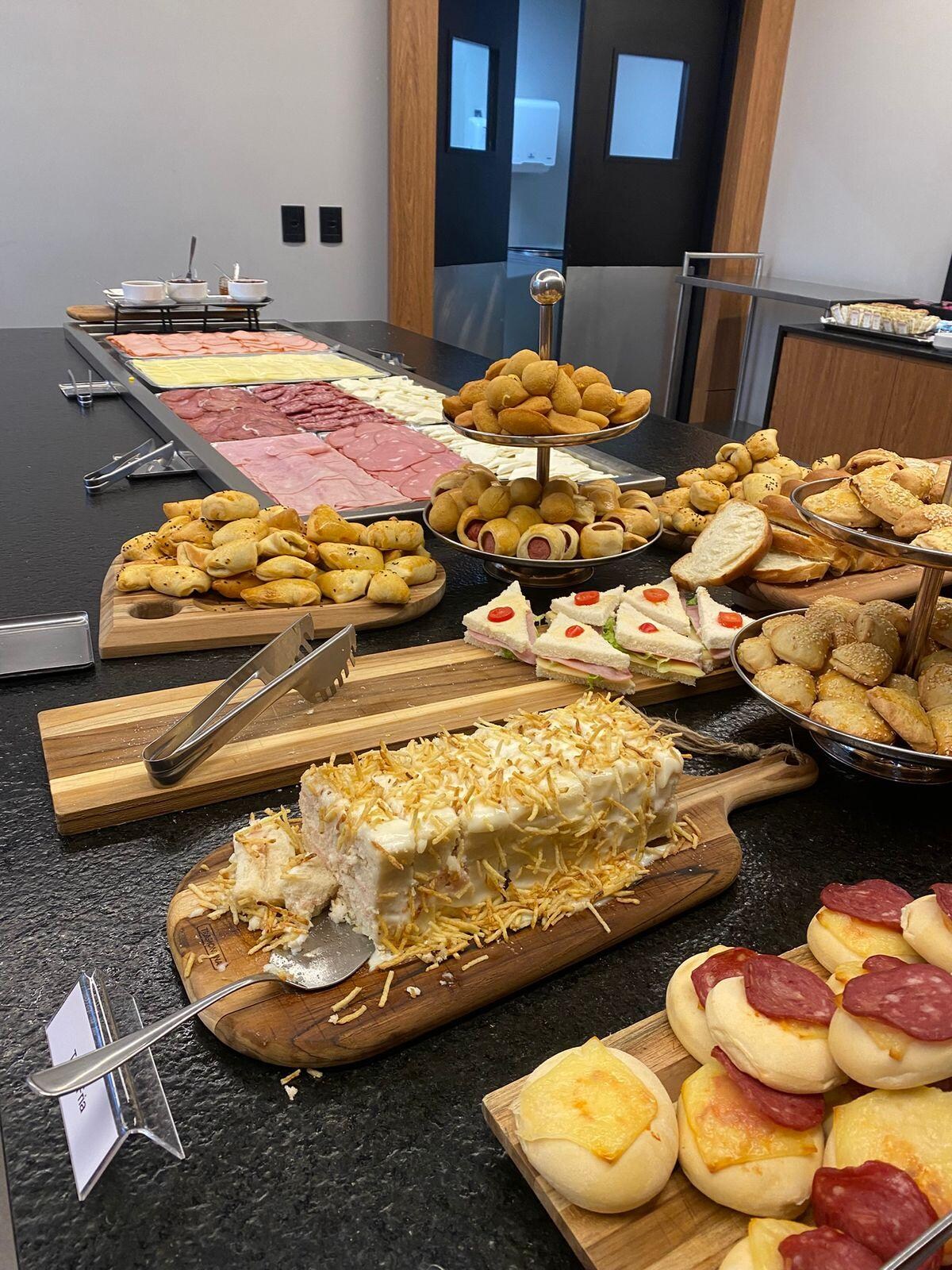 Mesa de salgados do café da manhã!
