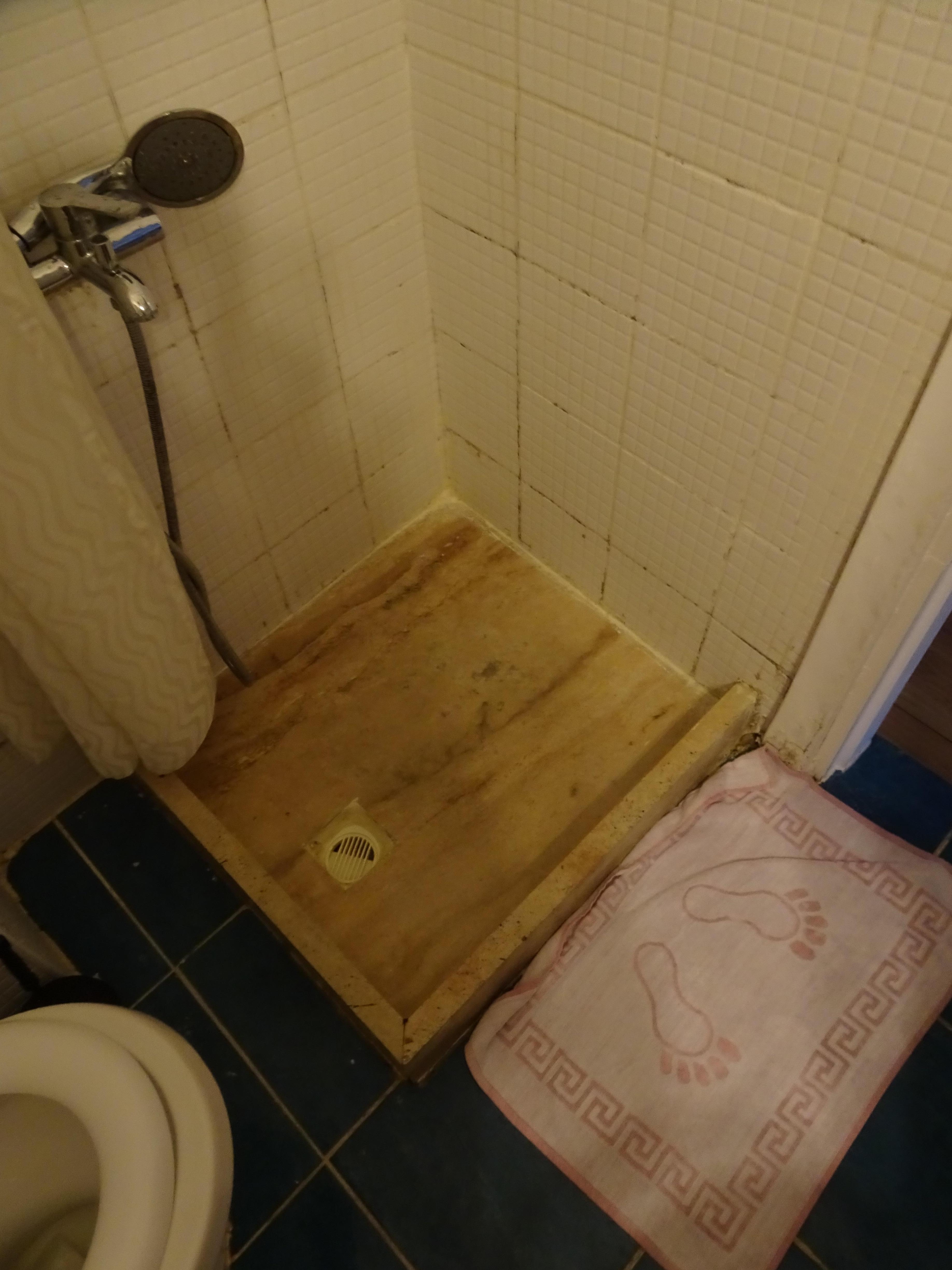 The curtains do not reach the shower tray.