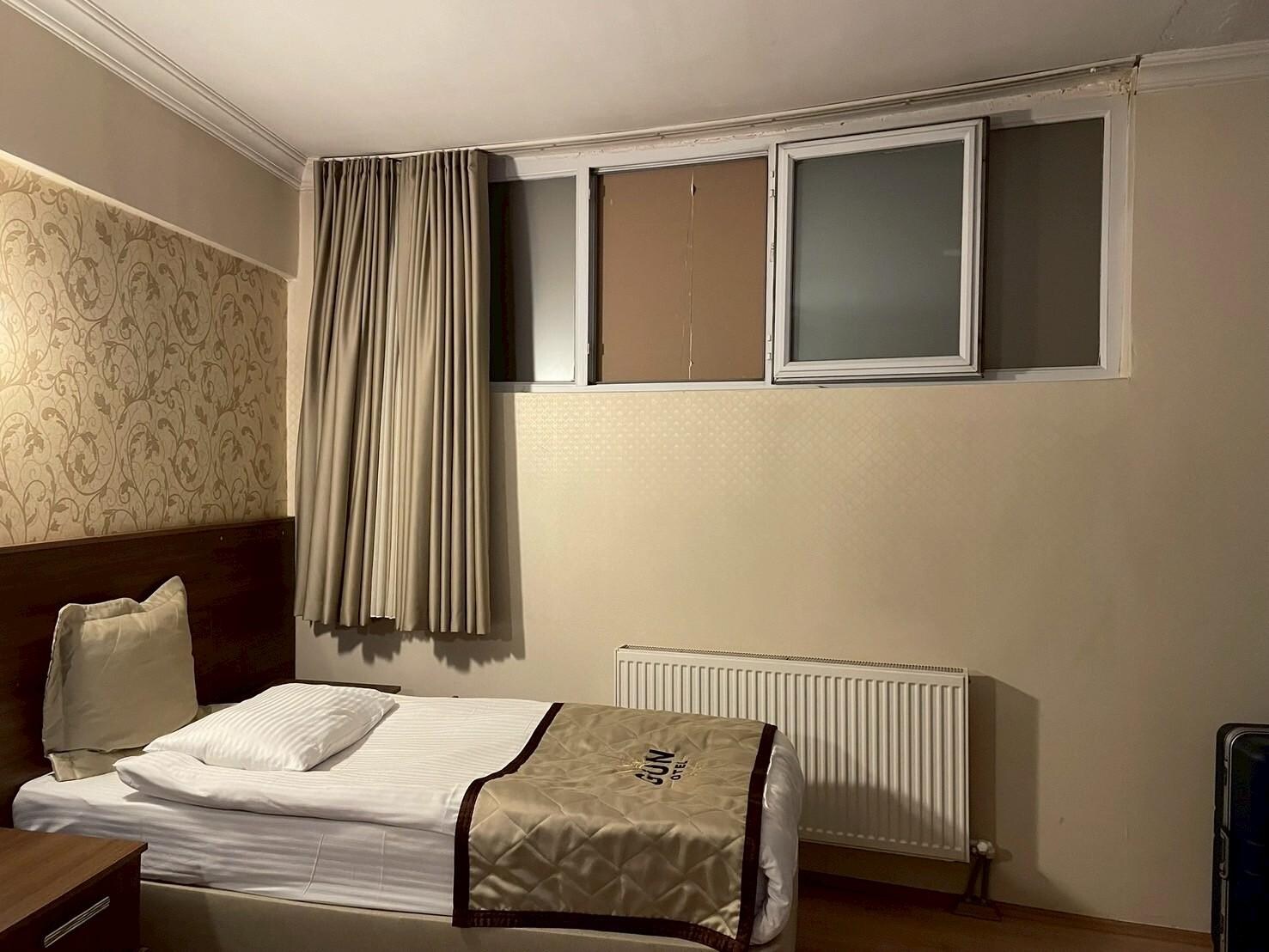 カーテンを開けると壁。