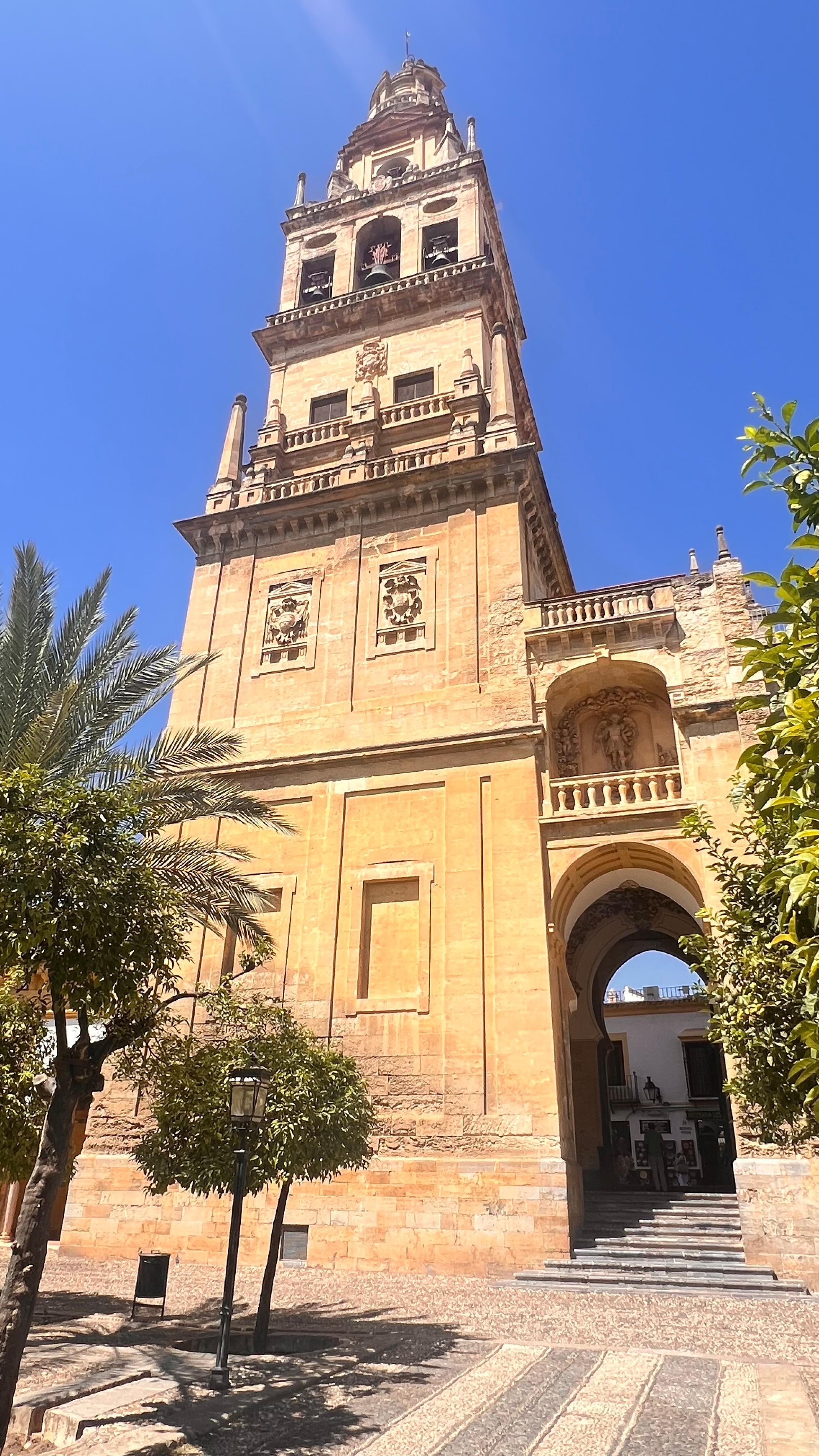 de la porte de l’hotel