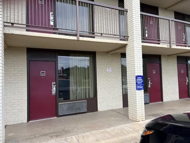 "Sign"= Hotel not liable for vehicles.