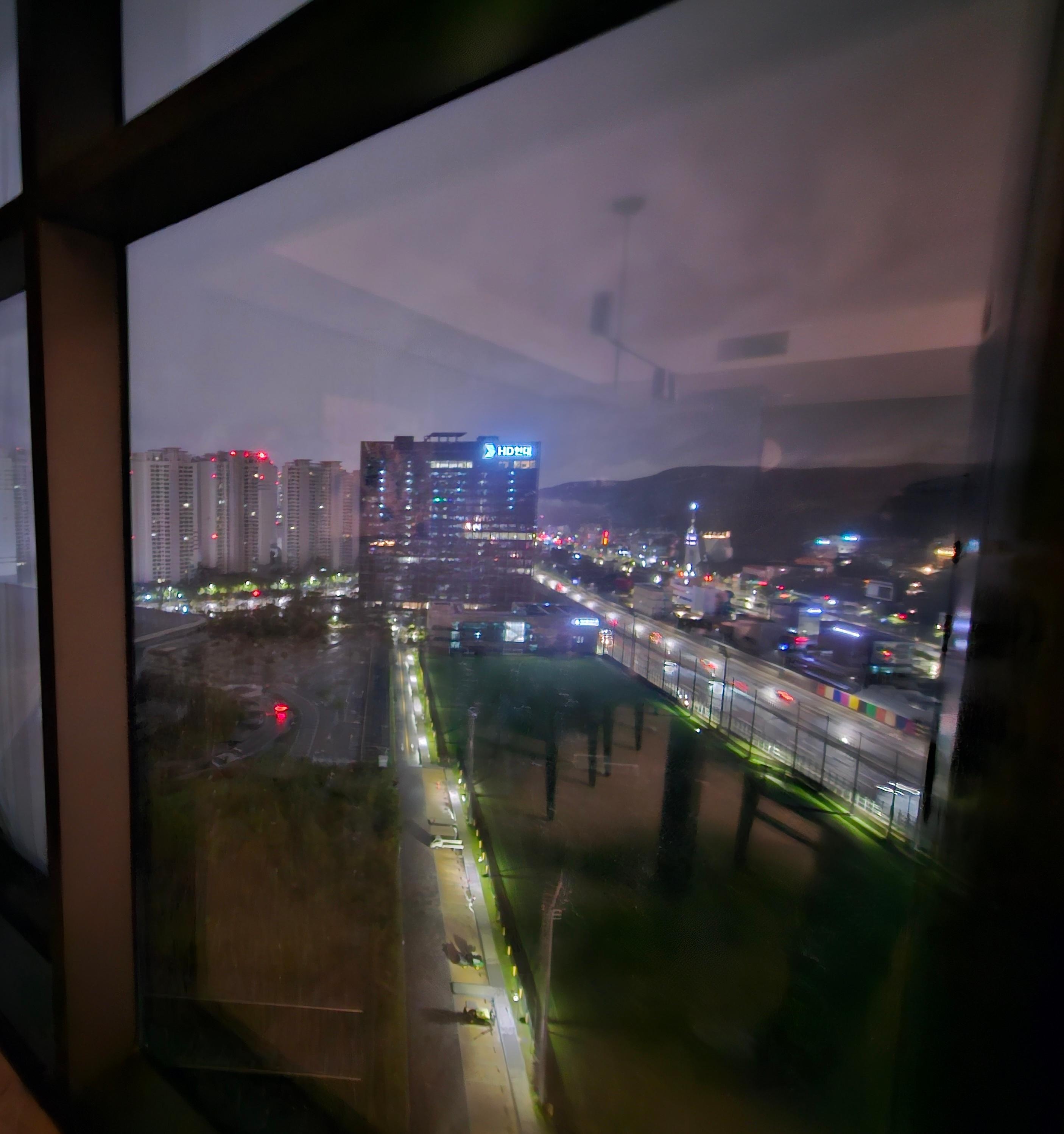 밤에 내려본 고속도로 풍광