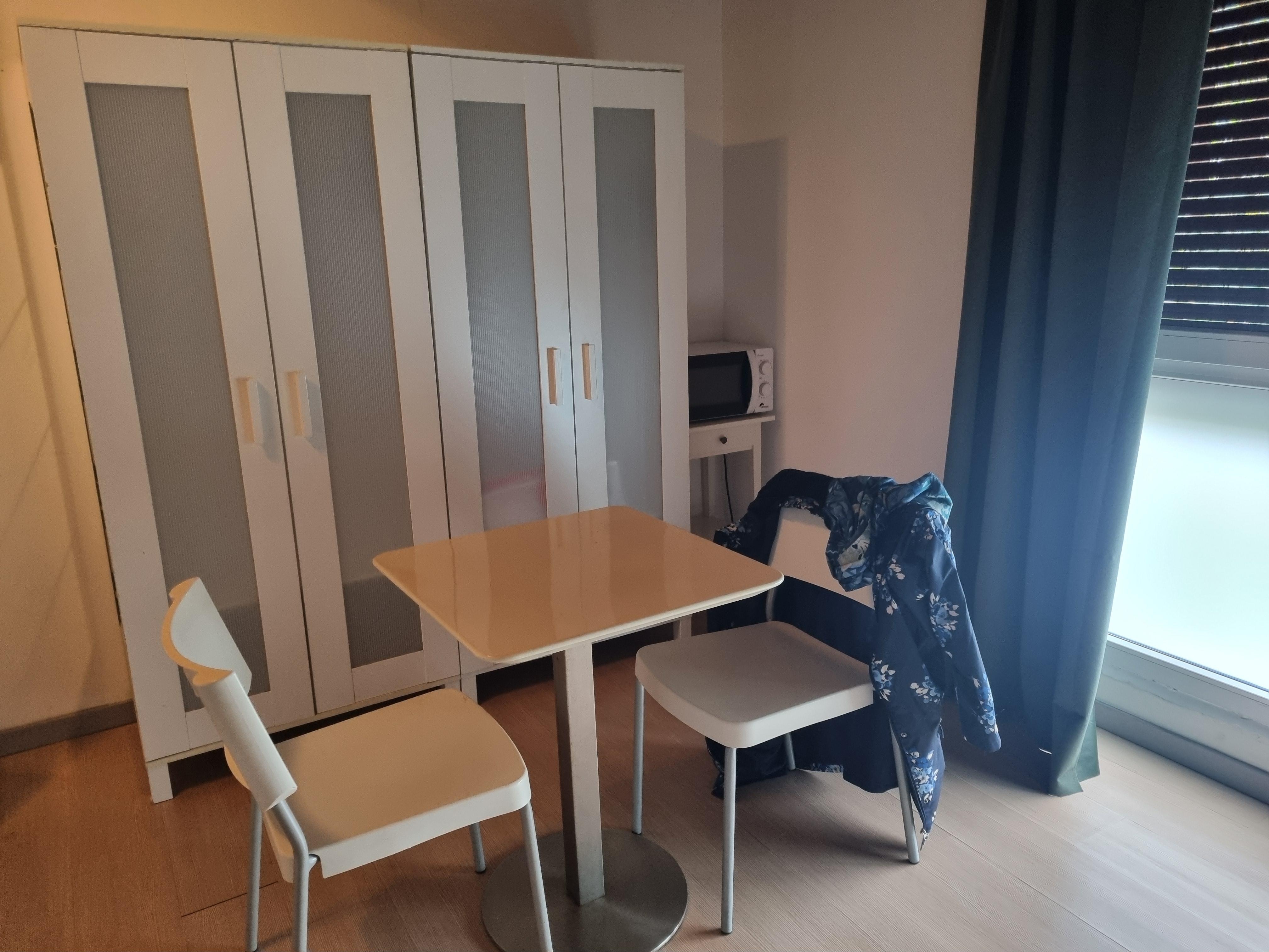 Grosser Kleiderschrank
Mikrowelle daneben.