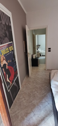 Tableau (simple toile) au bout de notre lit qui nous sépare de l'autre appartement.