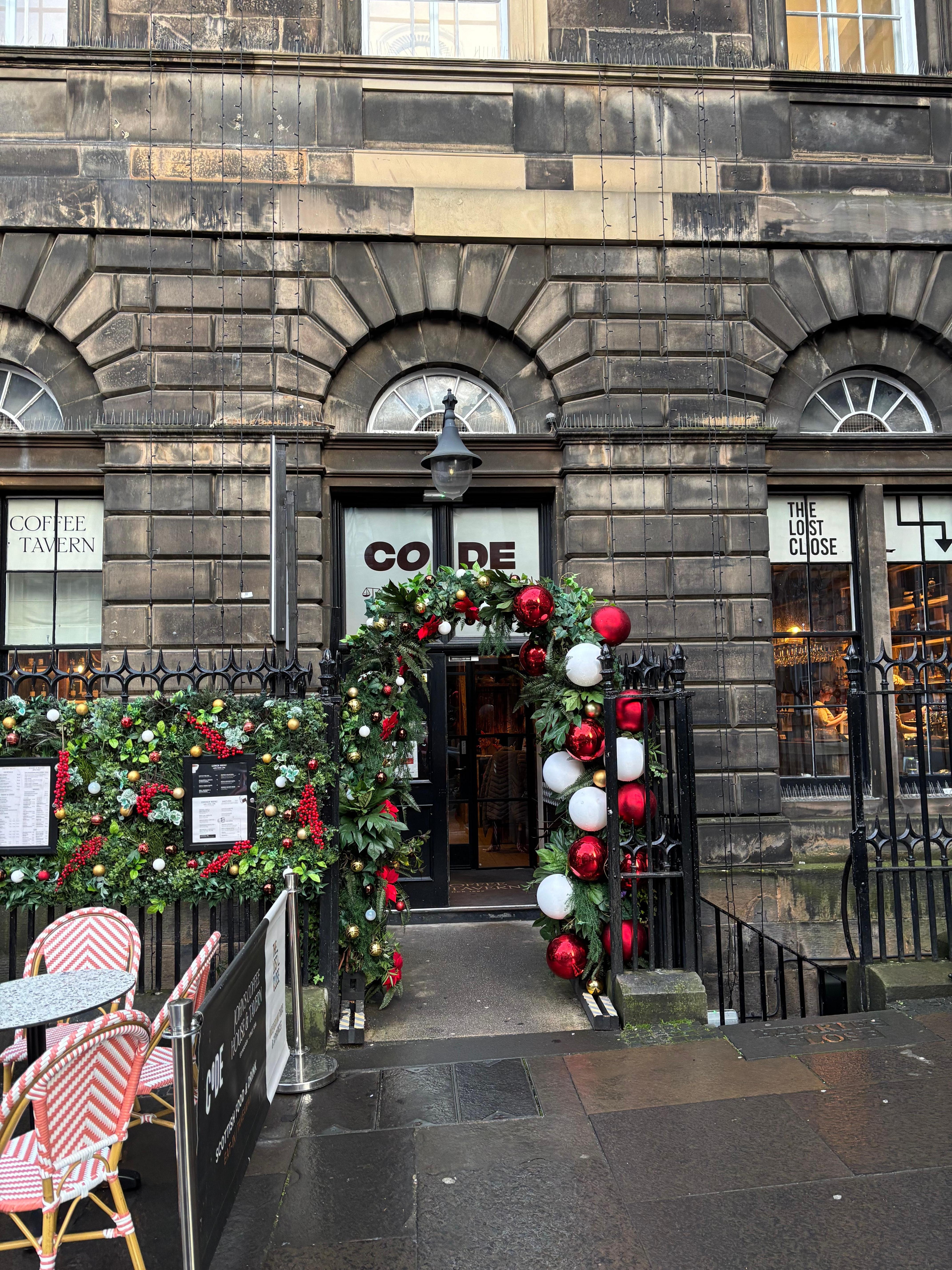 ホテルの看板はなし。中のレストランにチェックインカウンターがあります。