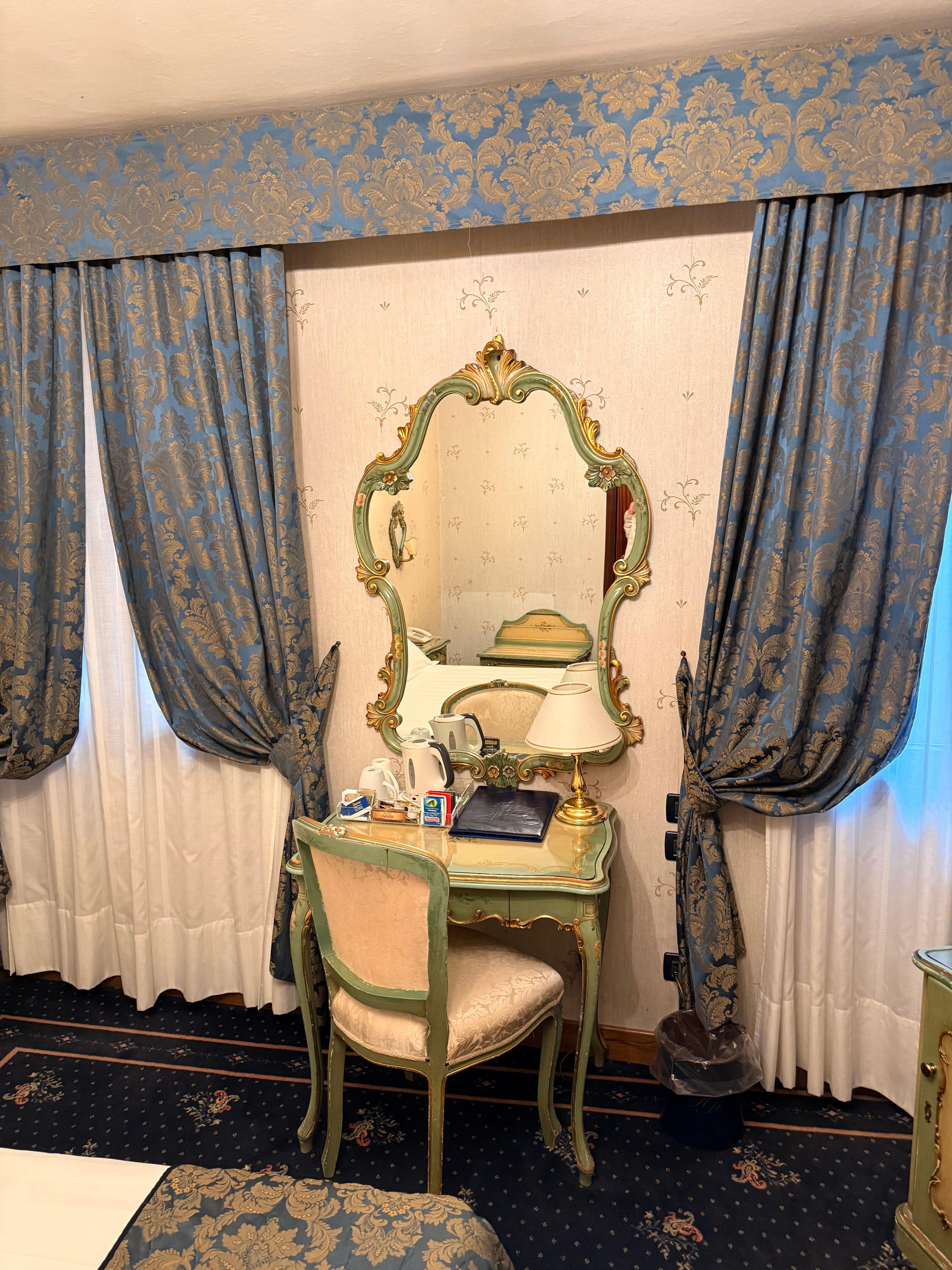 Muito bom para arrumar o cabelo e fazer make. 