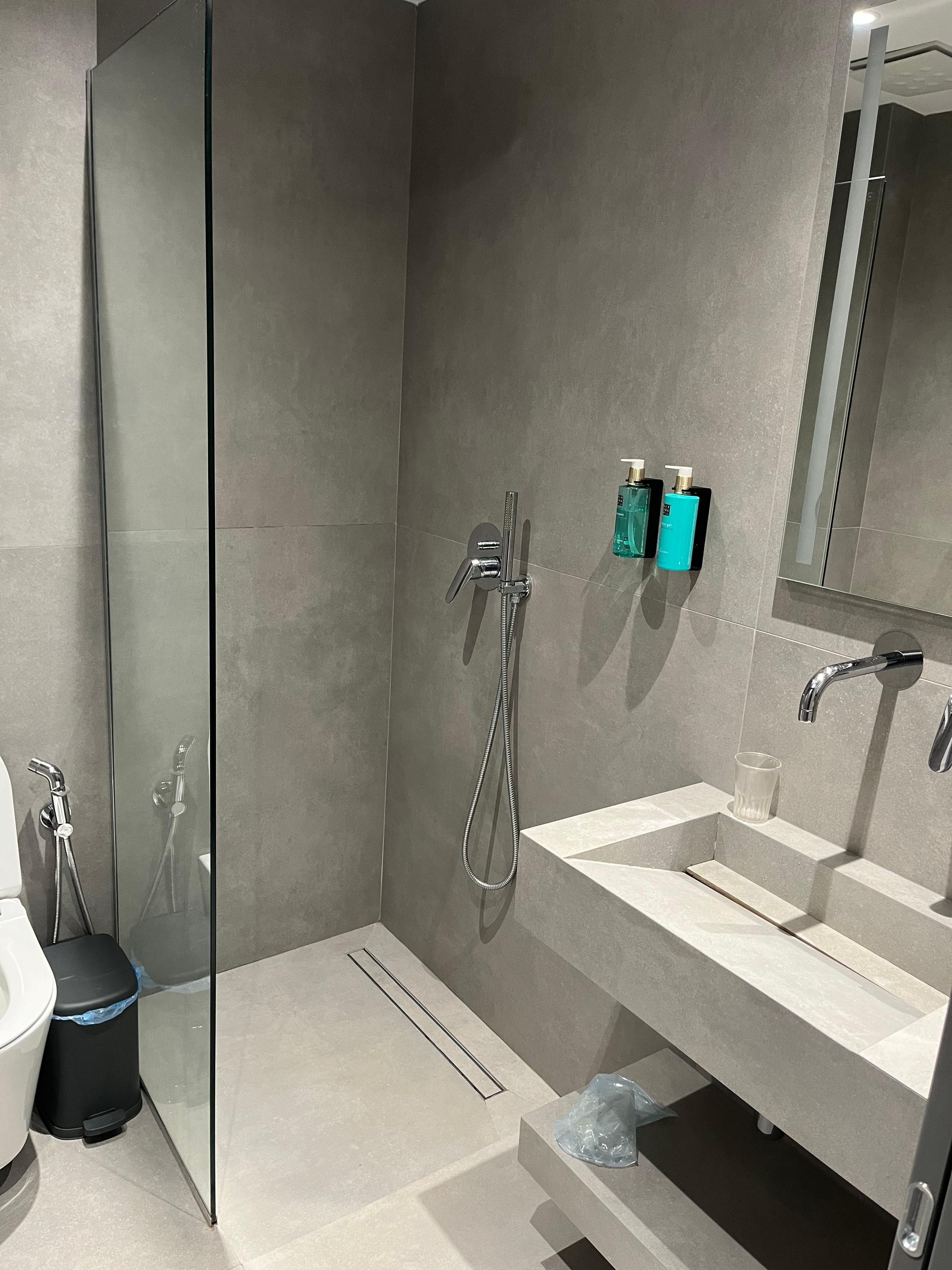 No shower door and the sink is really badly designed in my opinion and also it doesn’t matter what you do. You’re gonna  water on the floor when you shower because the groove is not deep enough so it will always overflow even if you shower for 3 mins