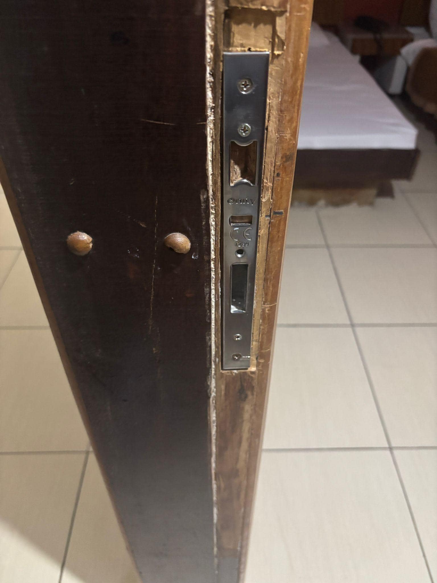 Fechadura instalada de forma equivocada.