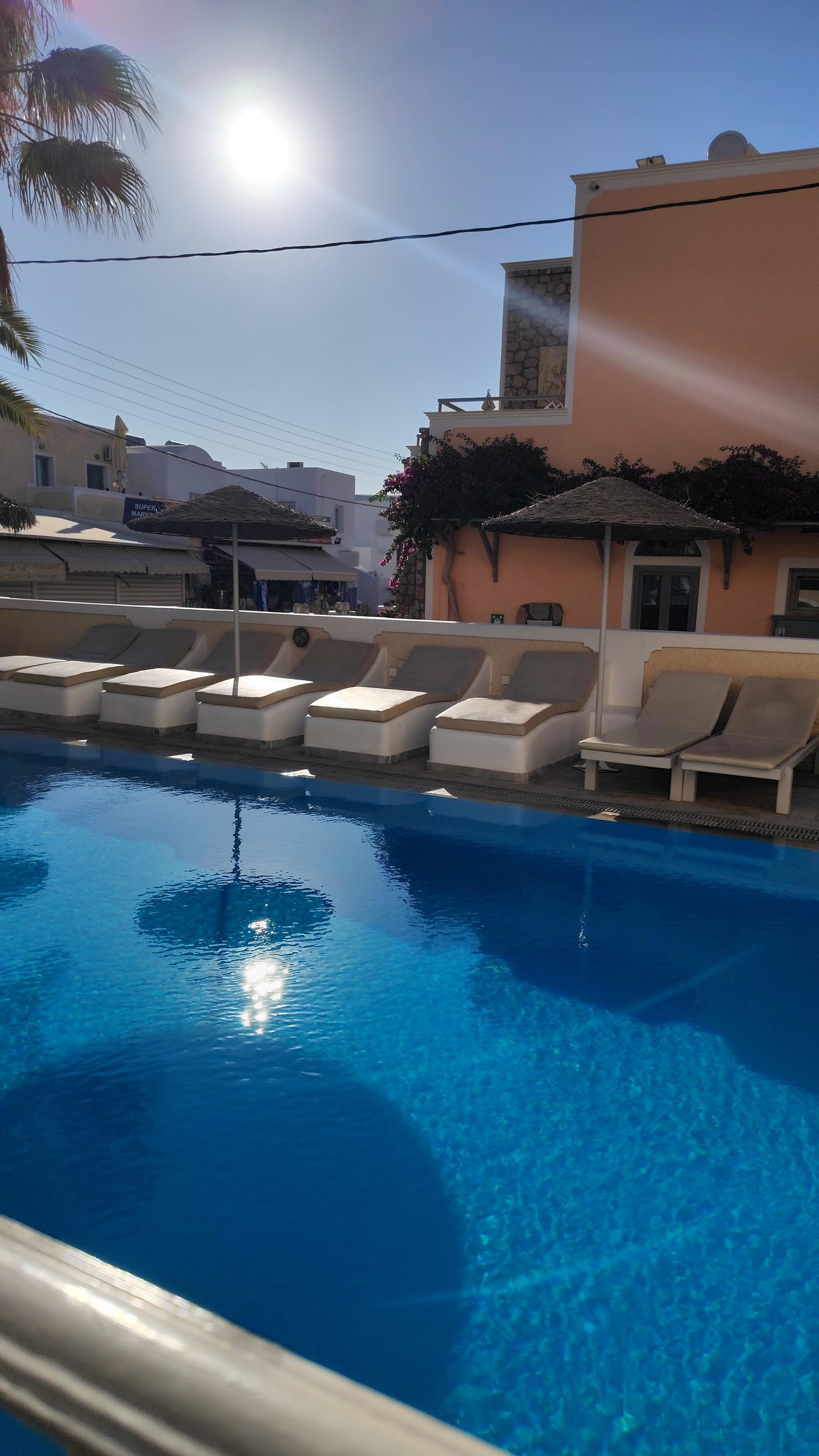 Anche se non è molto grande la piscina è giusta per il numero di ospiti