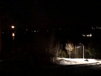 pleine lune rosée en réalité, passage d’un bateau illuminé et halo sous un lampadaire