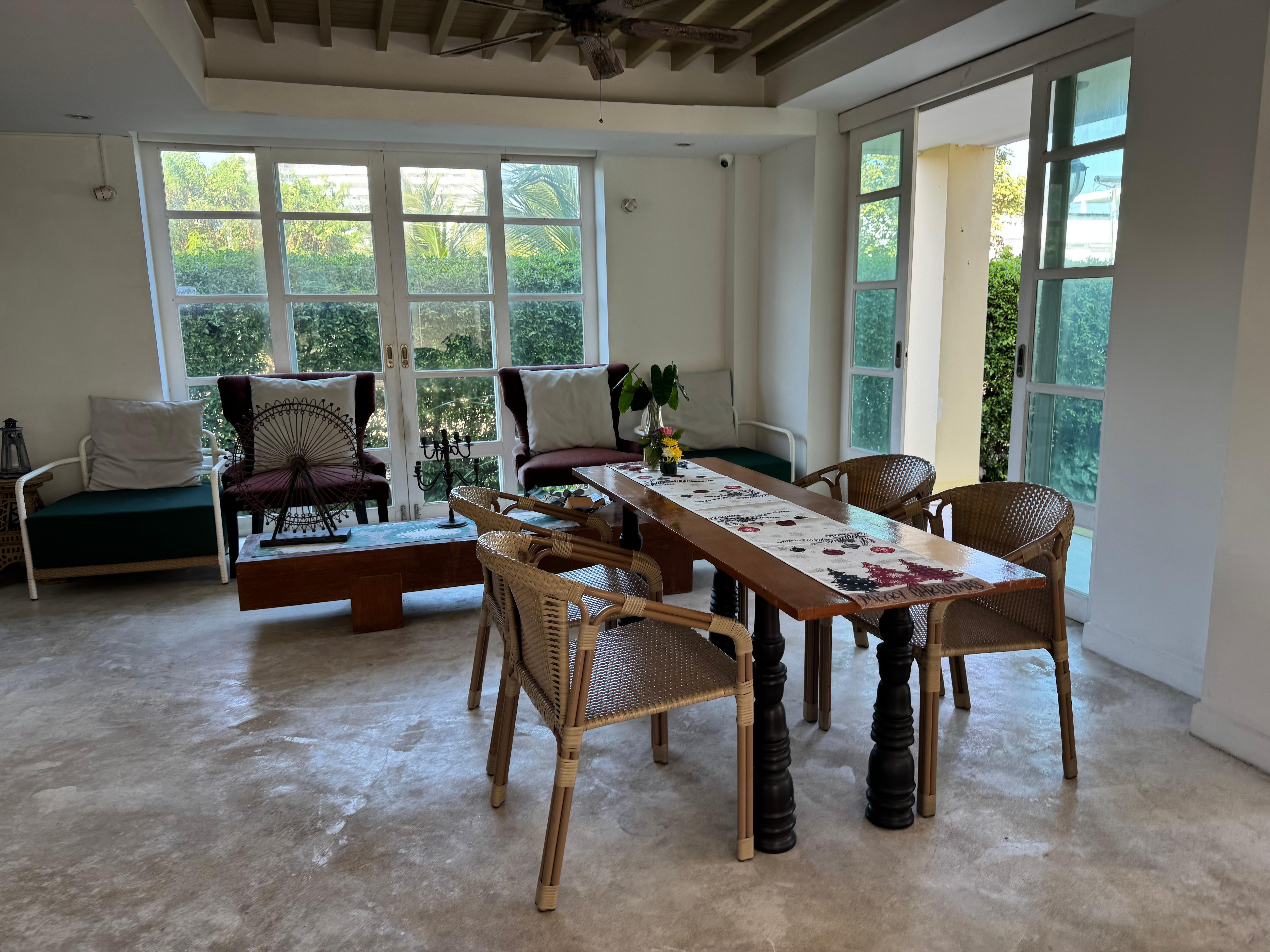 Bright breakfast area in lobby. 