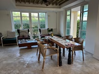 Bright breakfast area in lobby.