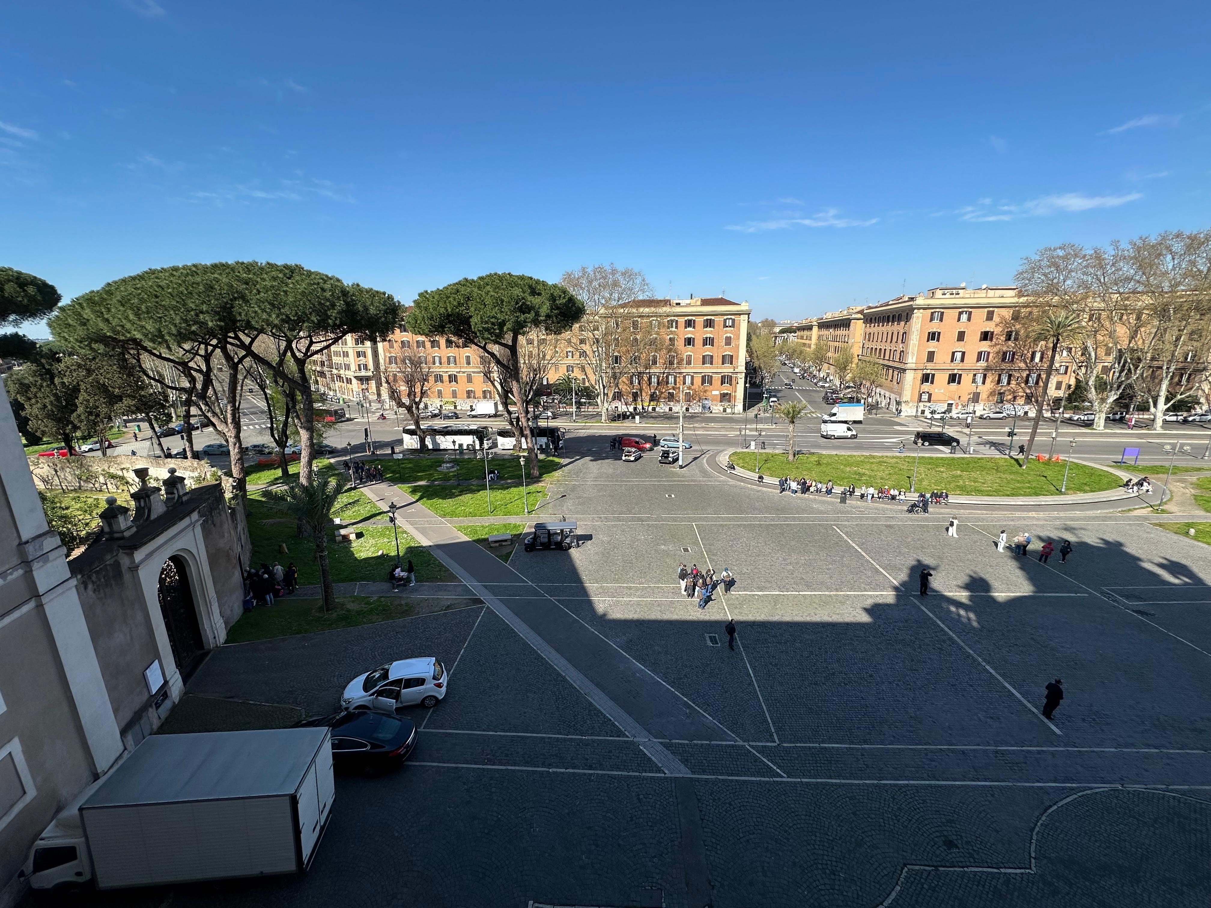 There are also some nice restaurants and bars in the neighbourhood.

Good location and good value for money.