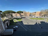 There are also some nice restaurants and bars in the neighbourhood.
Good location and good value for money.