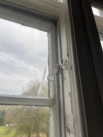 Her kan man se at vinduet ikke kunne lukke helt.