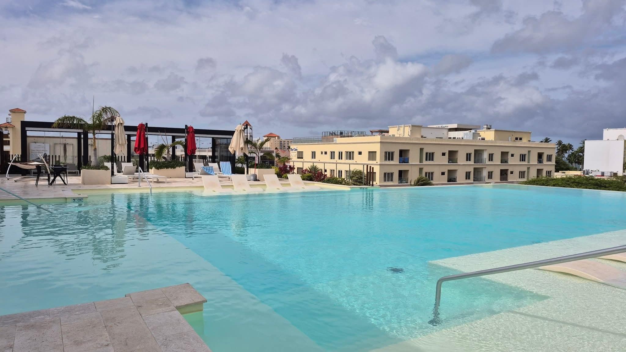 Infinity pool on the 3rd floor 