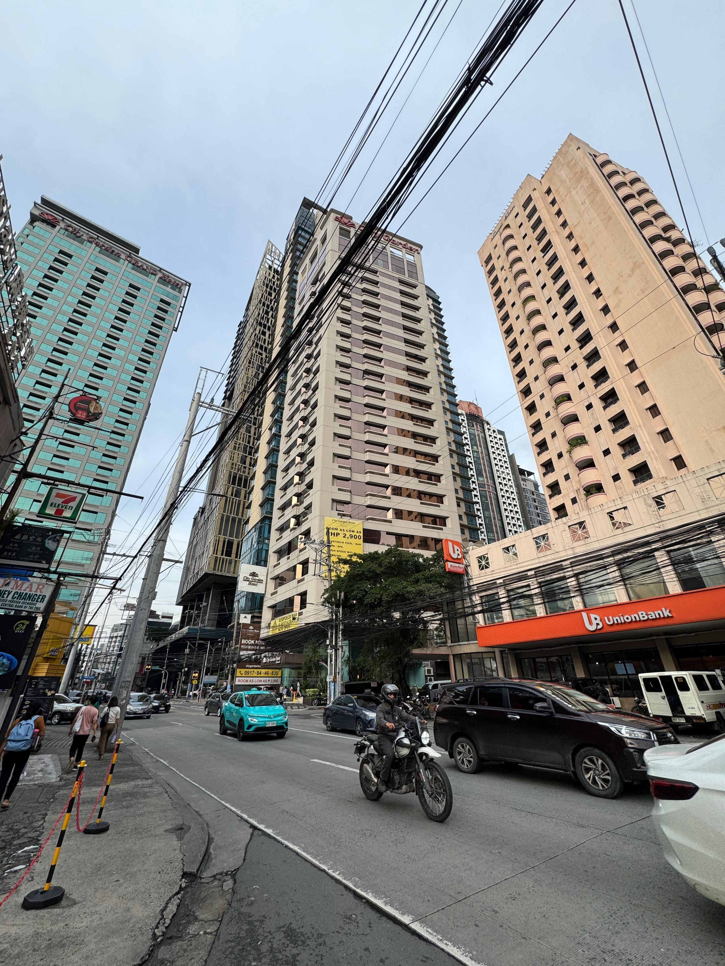 道路向かいからまたホテル外観