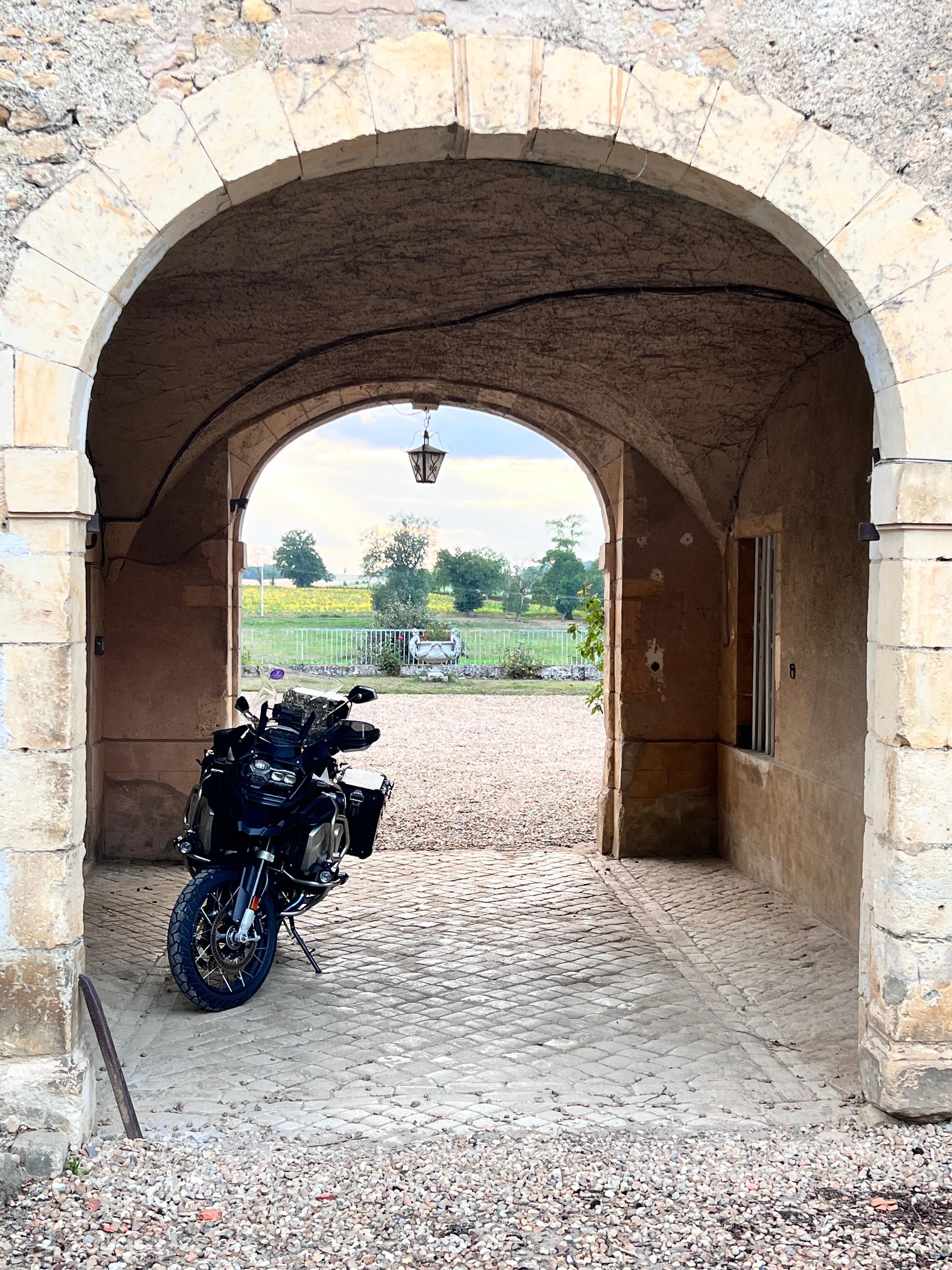 Porche pour y abriter une ou plusieurs motos