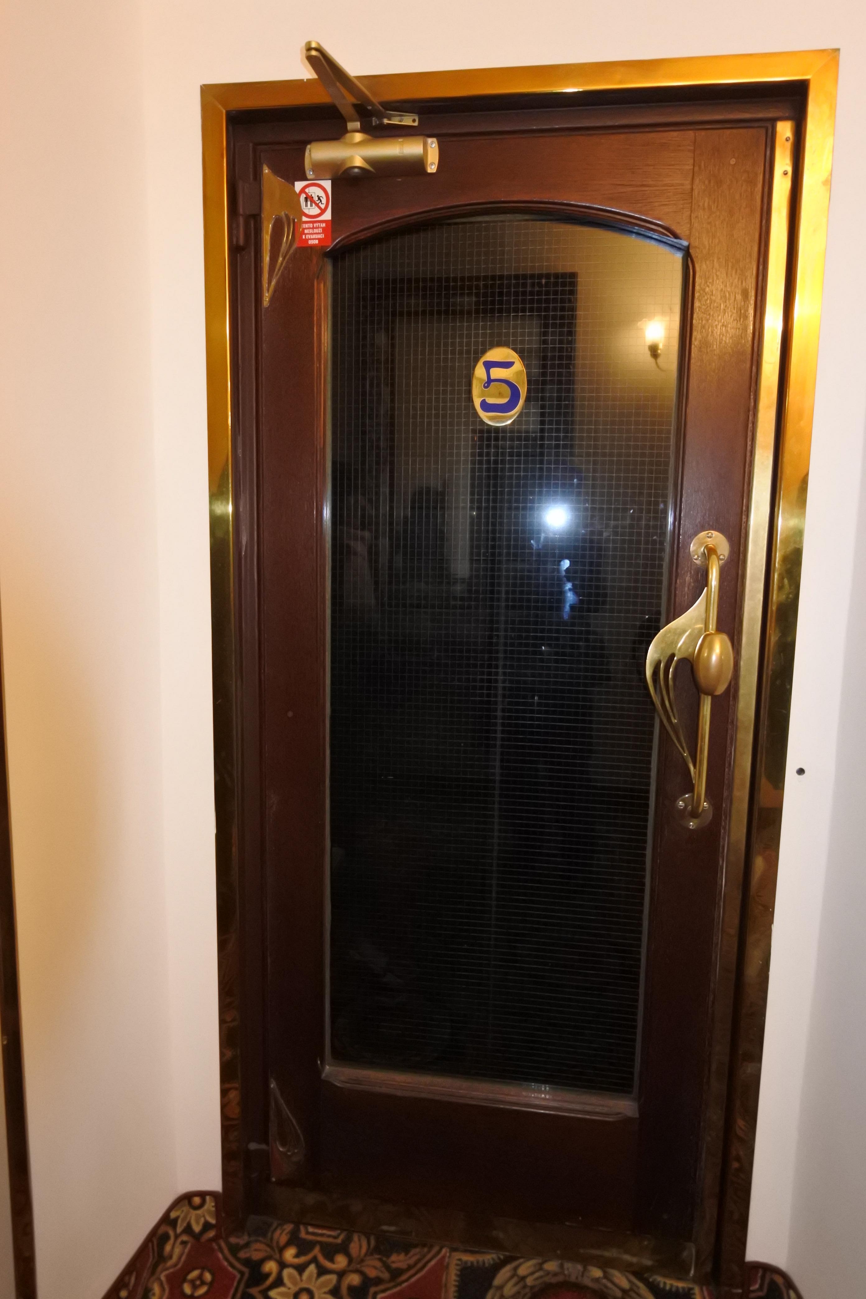 クラシックなエレベーター①