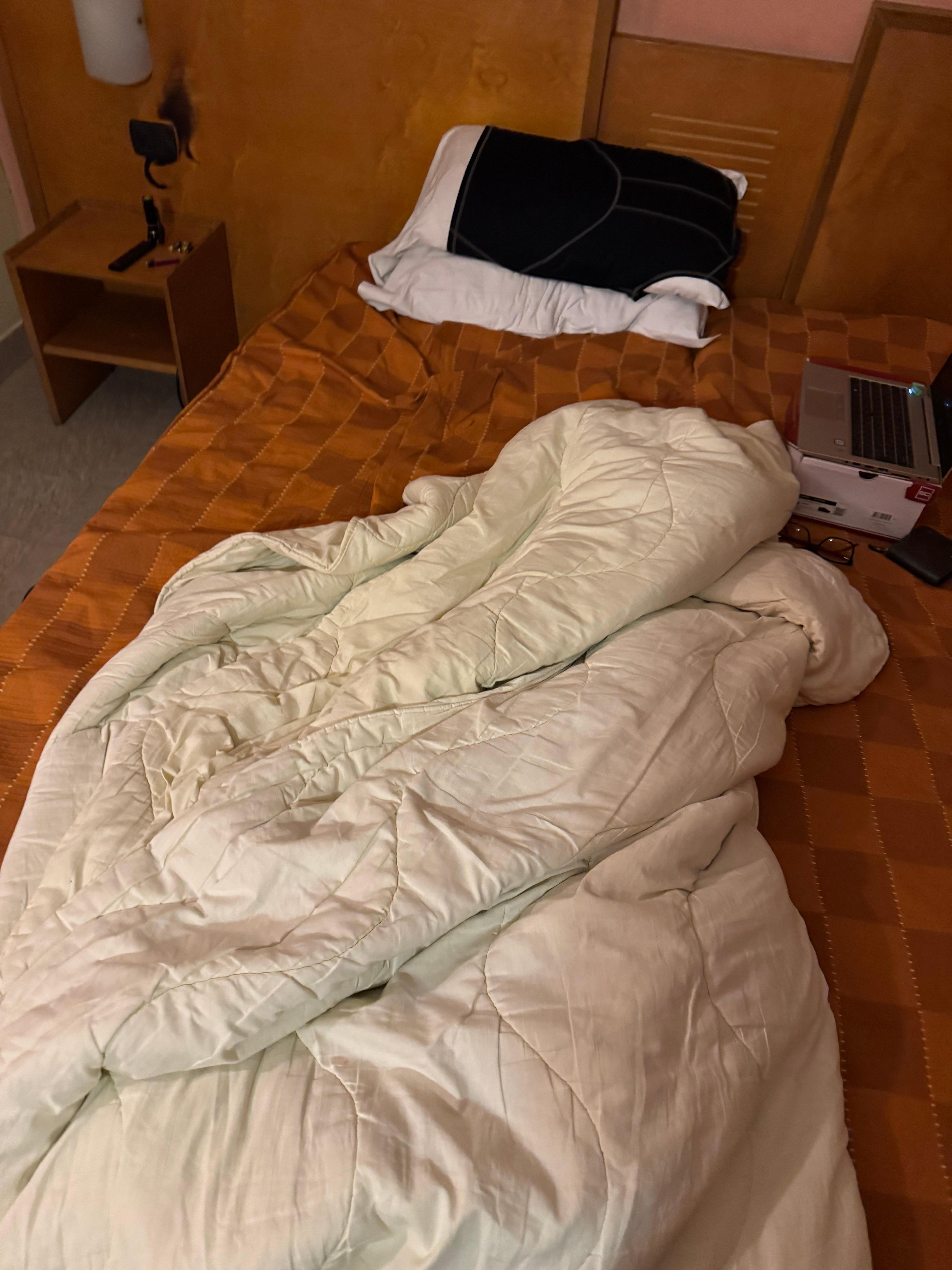 Quilts look like they’re from when it opened in 2005 (had to use them to because it was cold at night) 🤢