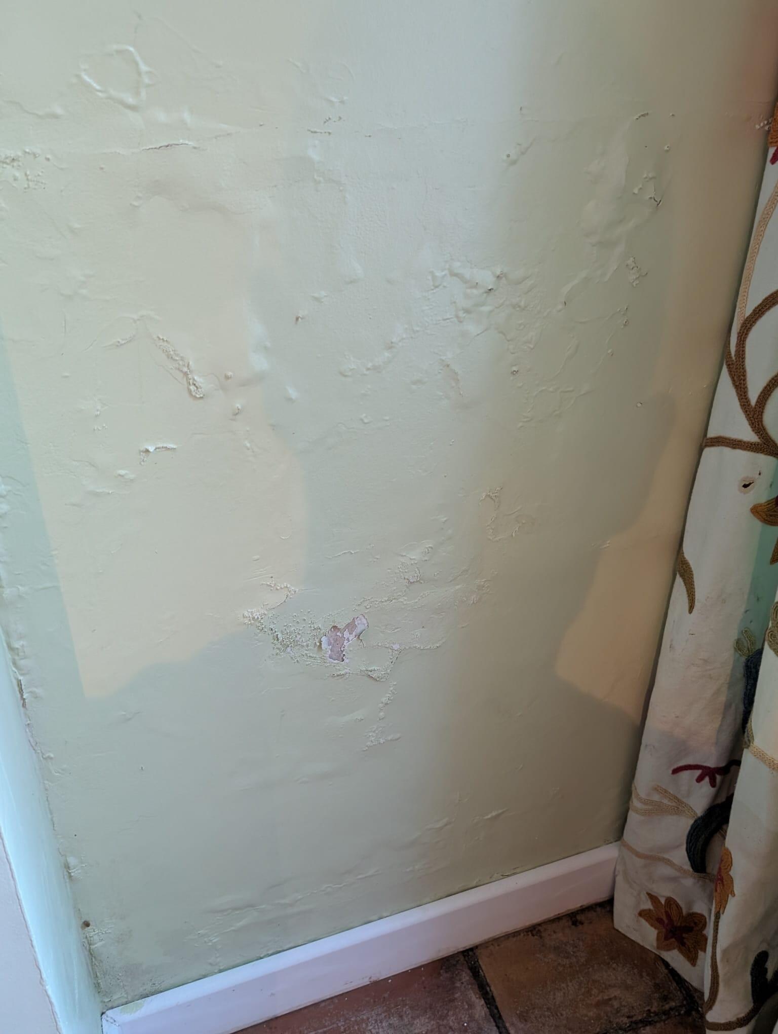plusieurs murs avec traces d'humidité