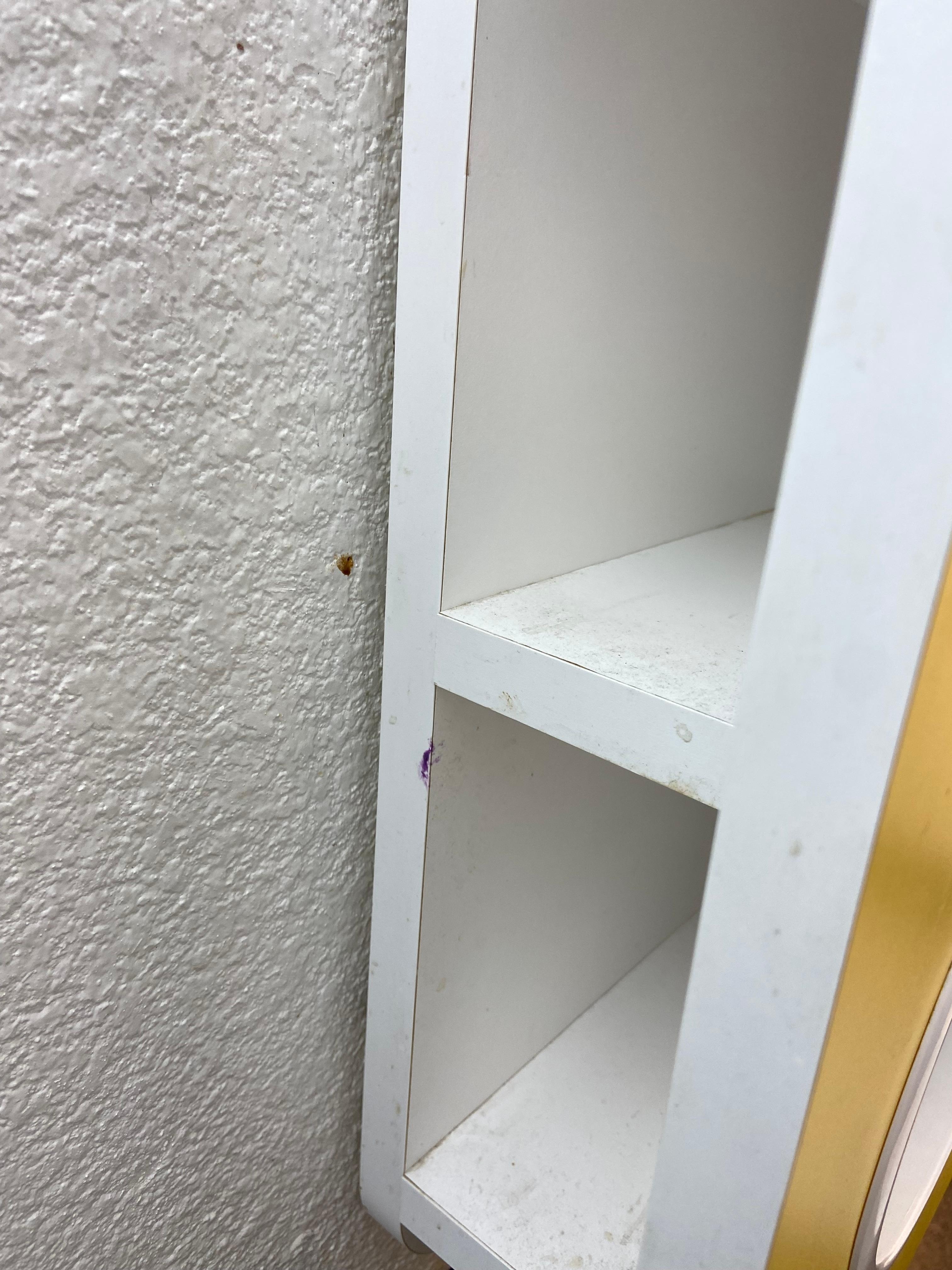 This is where the towels are and every area around the towels was durty