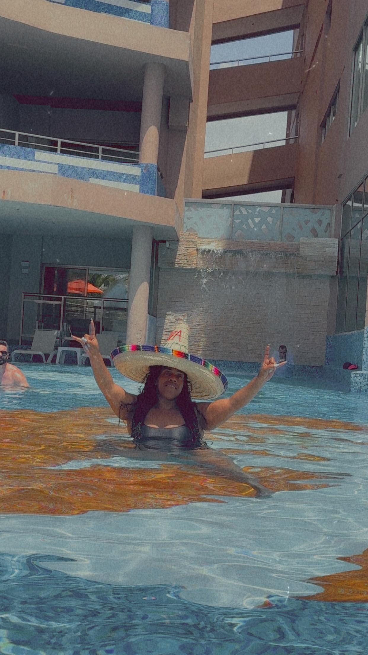 Swim up pool