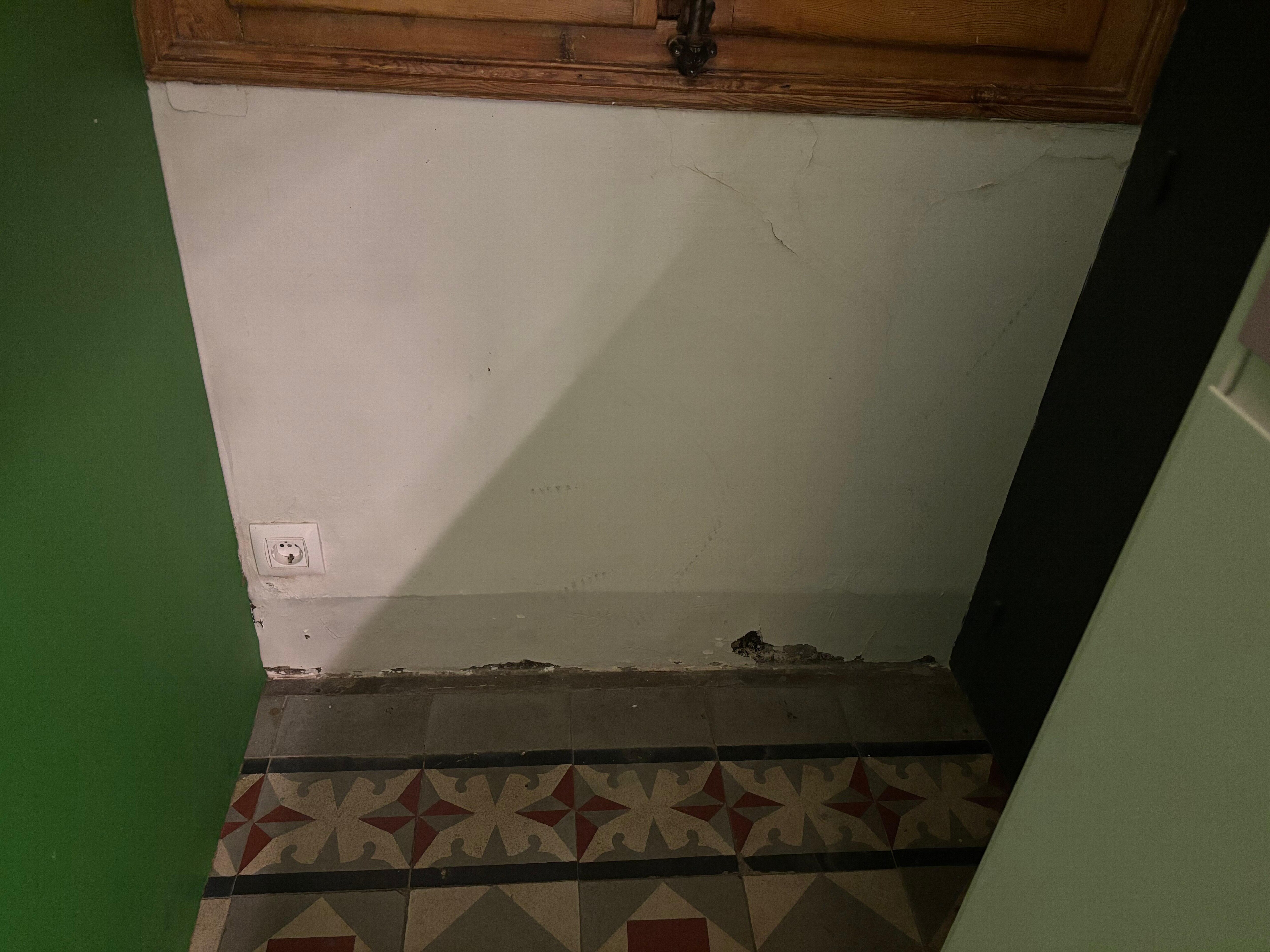 Completely old and beaten up place! 