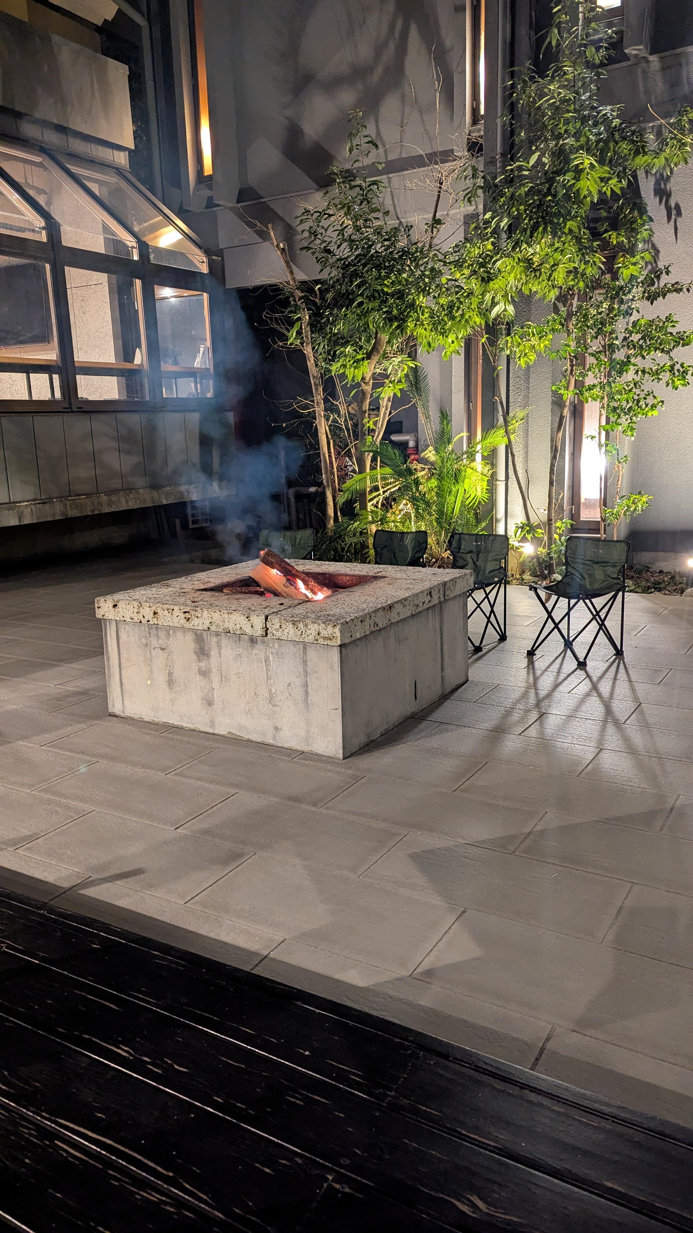 中庭で焚き火