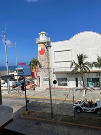 Location downfall, stoplight. Lots of vehicle, stereo and people noise.