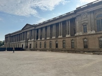 The louvre is just a 10 min walk